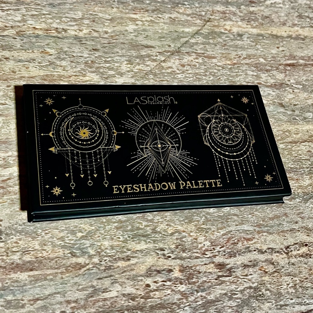 New LAslash Cosmetics eyeshadow palette